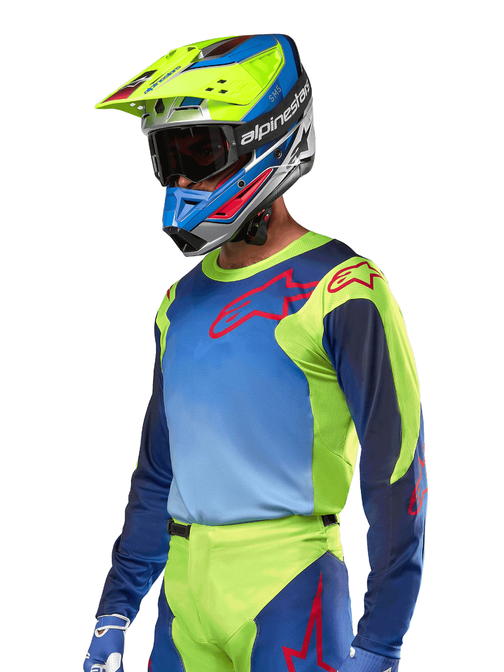 Alpinestars 2024 Racer Hoen Jersey, motorcross jersey, fluogeel en Blue Night Navy met rode logo's, gedragen met een bijpassende gele, blauwe en rode helm en blauwe handschoenen, opvallende uitrusting voor off-road racen