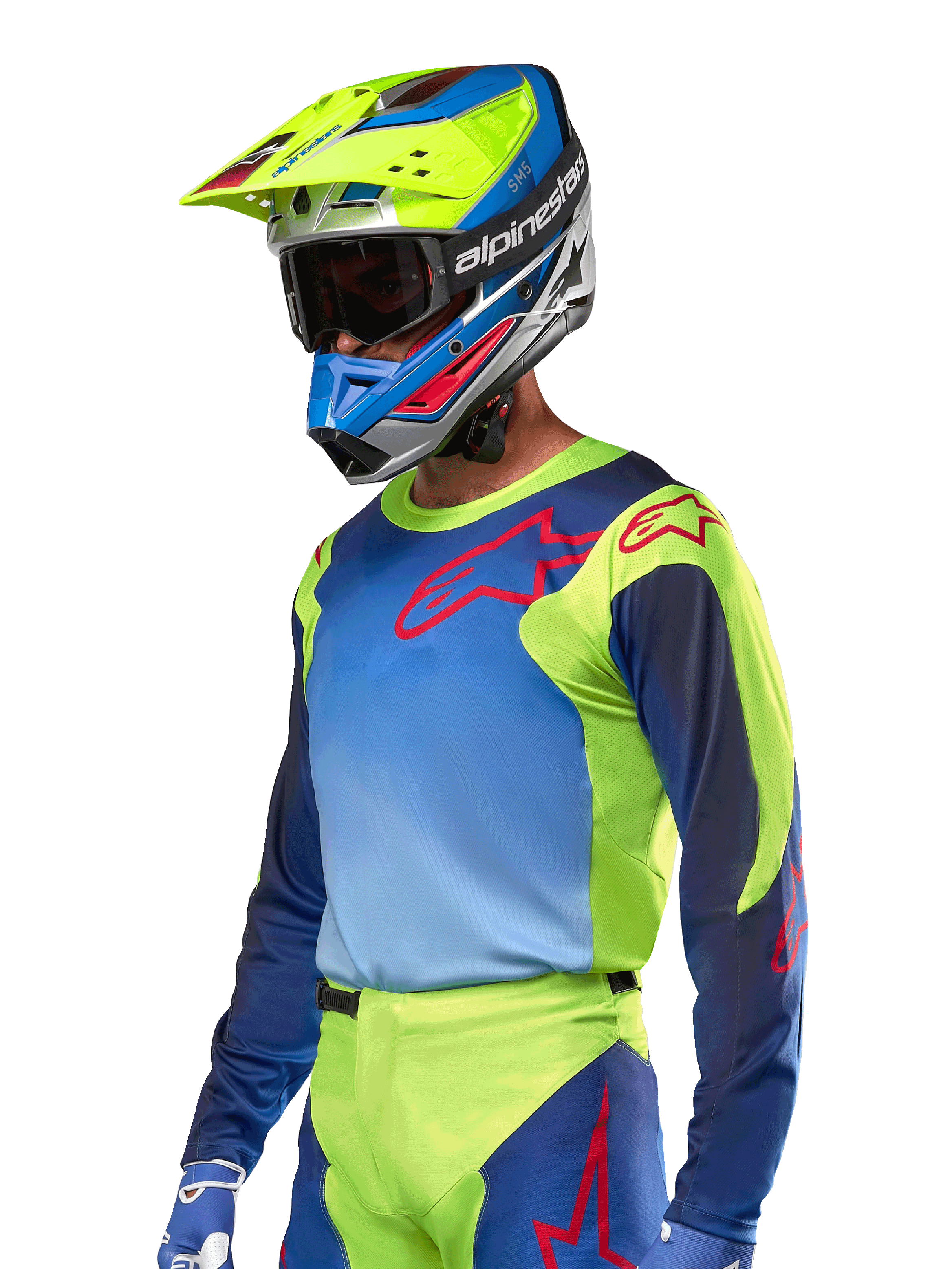 Alpinestars 2024 Racer Hoen Jersey, motorcross jersey, fluogeel en Blue Night Navy met rode logo's, gedragen met een bijpassende gele, blauwe en rode helm en blauwe handschoenen, opvallende uitrusting voor off-road racen