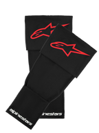 Alpinestars RK-S kniebrace mouwen, zwart met rood sterlogo, beschermend motoraccessoire, witte Alpinestars-belettering