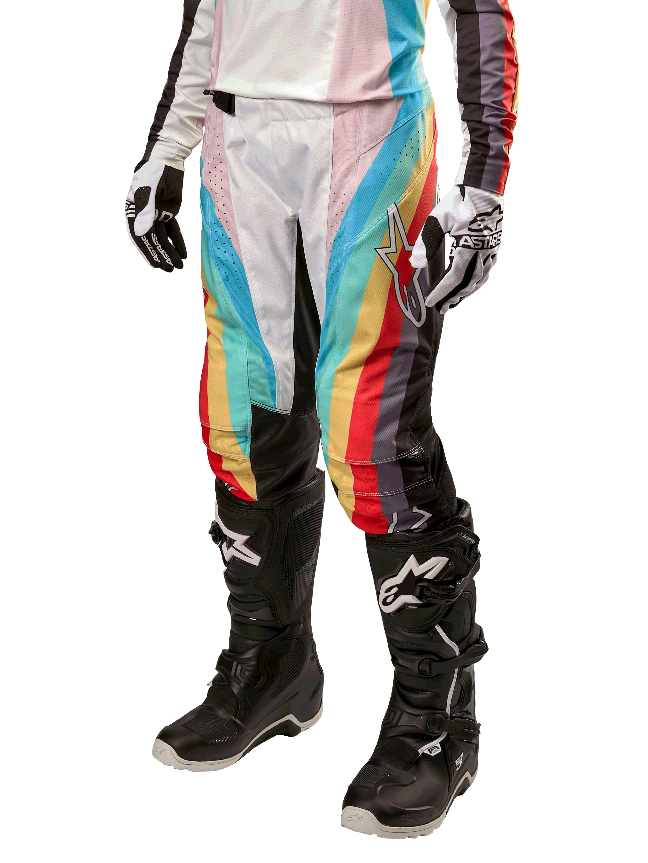 Alpinestars Stella Techstar 2024 damesbroek, motorcrossbroek, zwart multicolor met diagonale rode, gele en blauwe strepen, gedragen met zwarte motorlaarzen en witte handschoenen, met beschermende zwarte kniepanelen en opvallende branding voor off-road racing.
