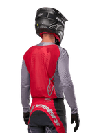 Alpinestars 2024 Supertech Dade Jersey, motorcross shirt van achteren gezien, Iron Red Berry en grijs, ademend mesh achterpaneel met zilveren logo-accenten, gedragen met zwarte helm en bijpassende crossbroek voor professionele off-road prestaties
