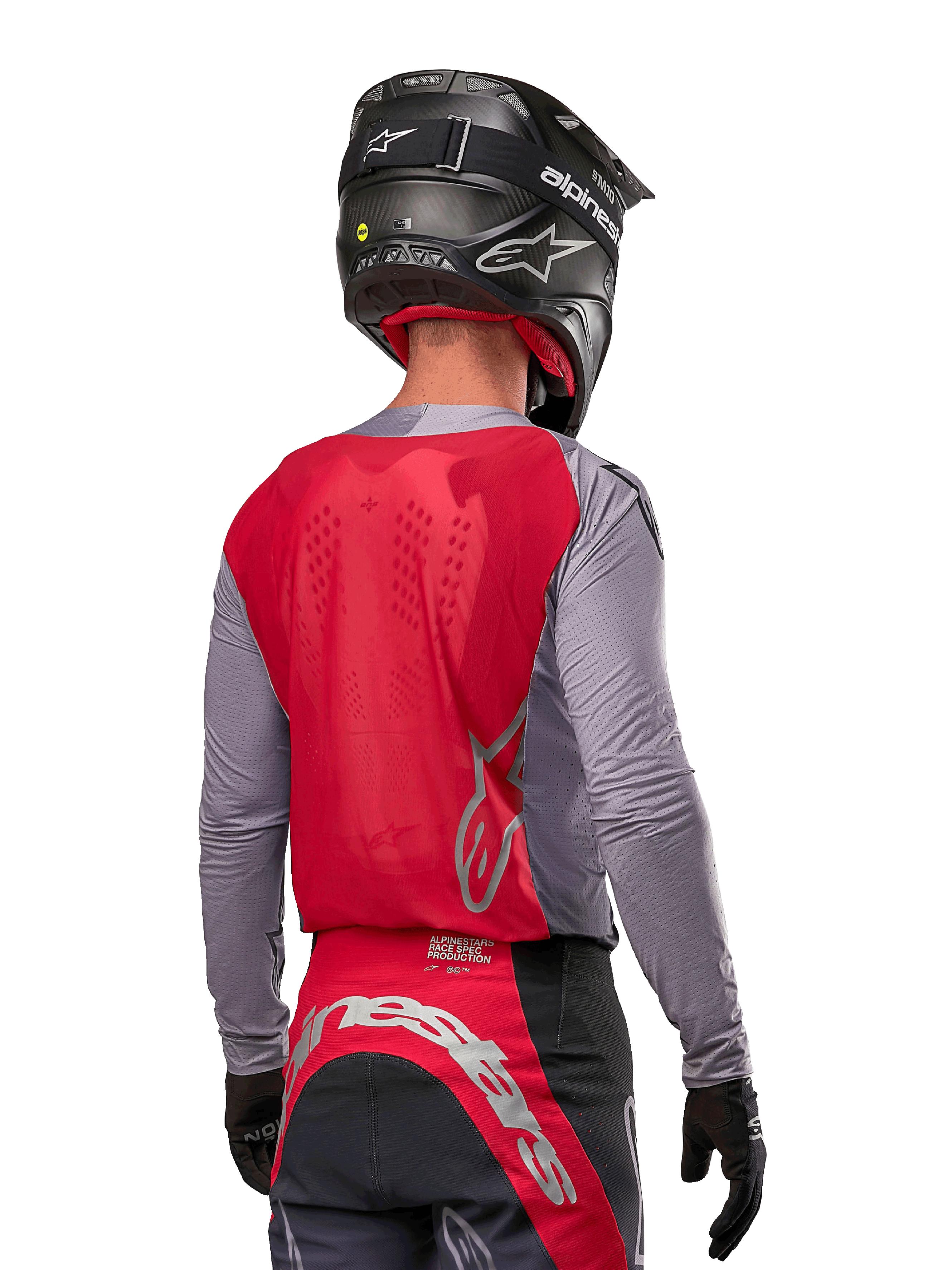 Alpinestars 2024 Supertech Dade Jersey, motorcross shirt van achteren gezien, Iron Red Berry en grijs, ademend mesh achterpaneel met zilveren logo-accenten, gedragen met zwarte helm en bijpassende crossbroek voor professionele off-road prestaties