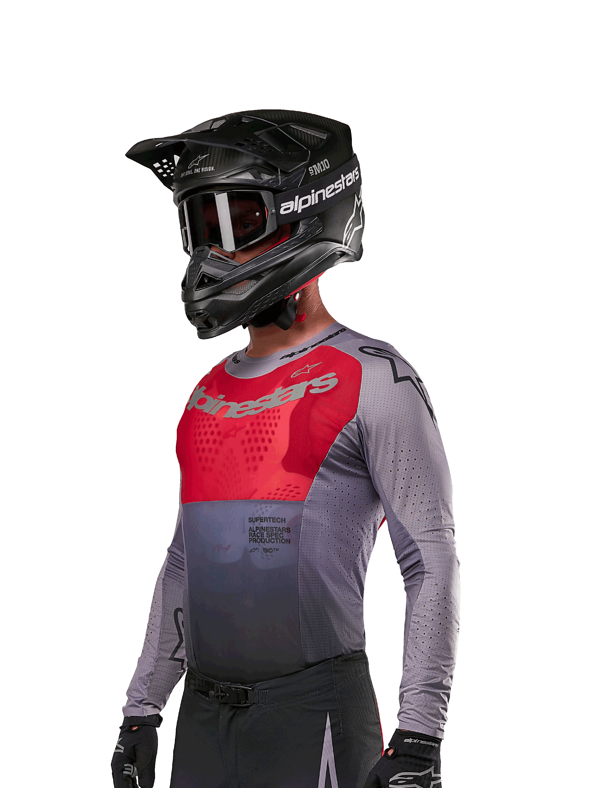 Alpinestars 2024 Supertech Dade jersey, motocross shirt, Iron Red Berry en grijs, lange mouwen met lasergesneden perforaties, gedragen door een rijder met zwarte helm en handschoenen, pro-level atletische racepasvorm