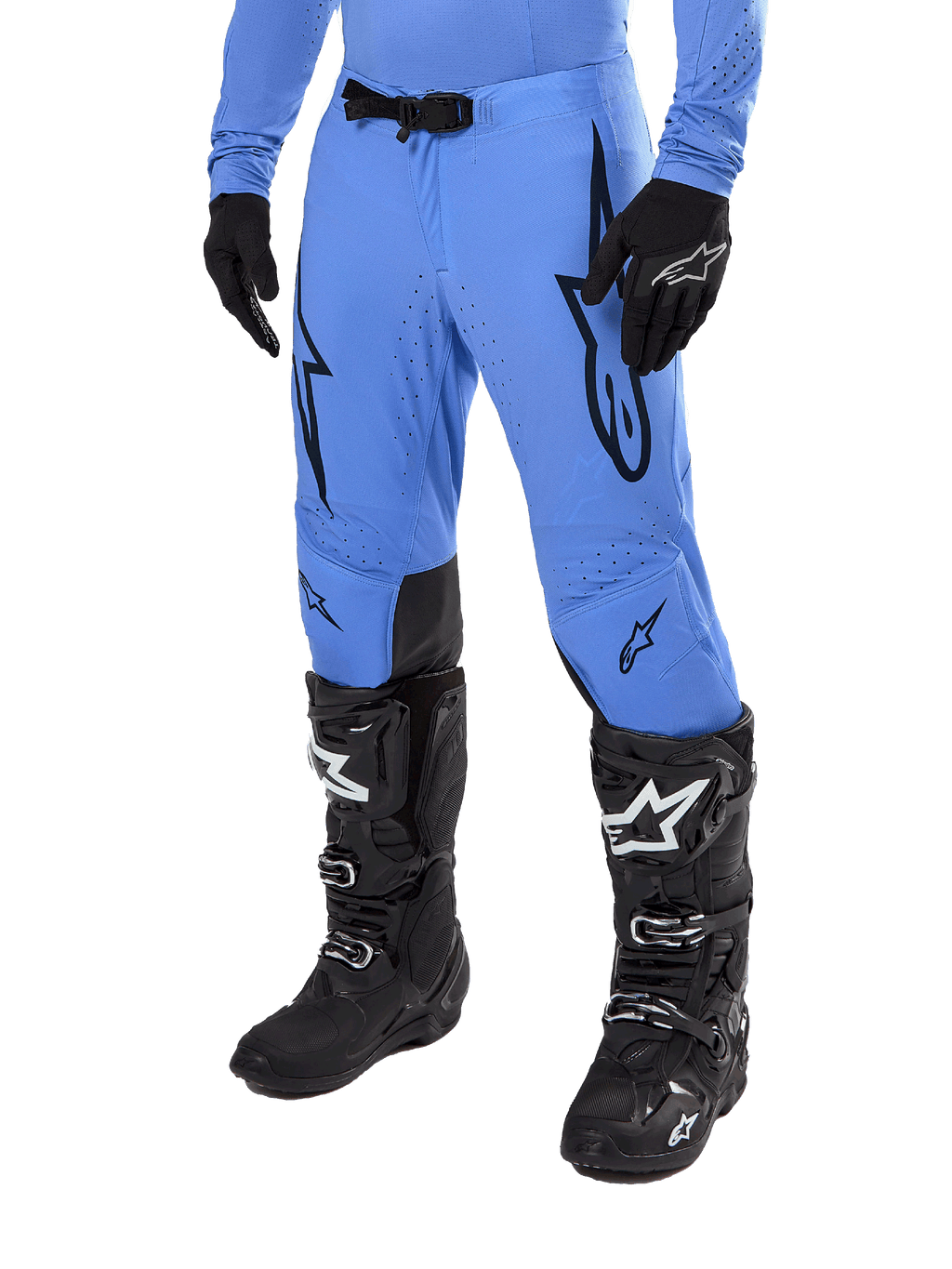 Alpinestars 2024 Supertech Dade broek, motorcrossbroek, lichtblauw met zwarte grafische logo's, voorzien van ventilatieperforaties en een magnetische taillesluiting, gecombineerd met zwarte technische rijlaarzen en handschoenen, professionele off-road race-uitrusting