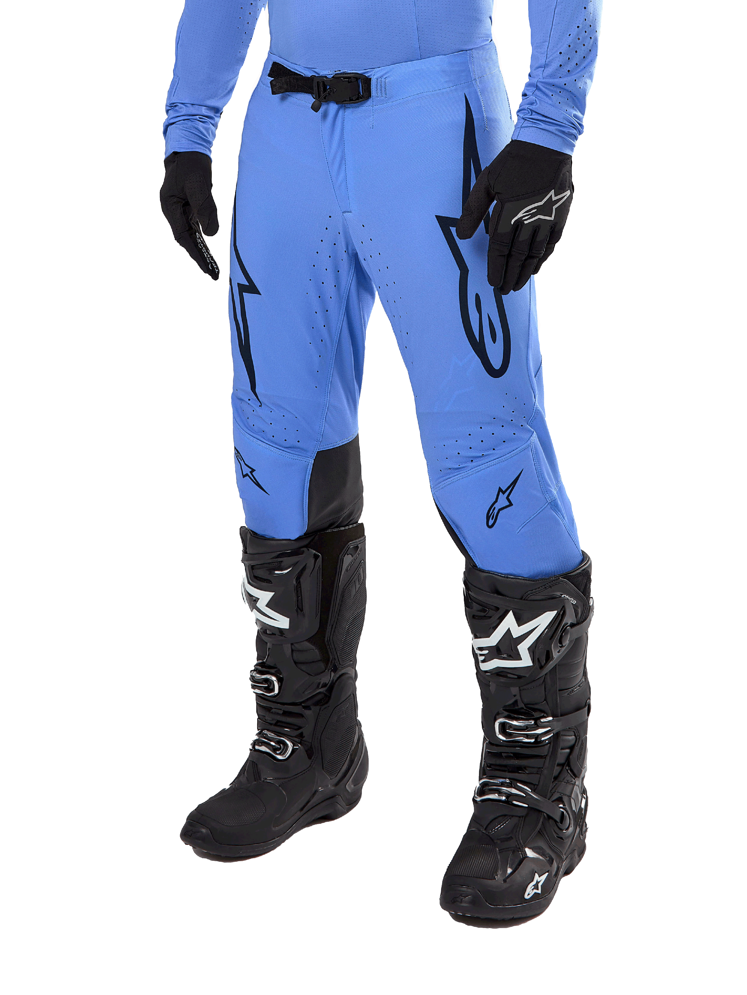 Alpinestars 2024 Supertech Dade broek, motorcrossbroek, lichtblauw met zwarte grafische logo's, voorzien van ventilatieperforaties en een magnetische taillesluiting, gecombineerd met zwarte technische rijlaarzen en handschoenen, professionele off-road race-uitrusting