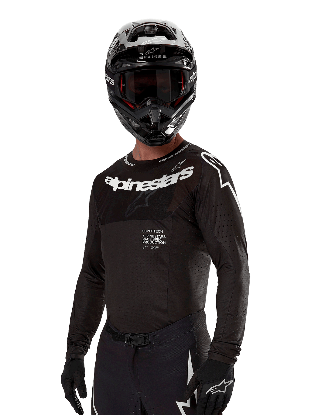 Alpinestars 2024 Supertech Ward Jersey, motorcross shirt, zwart en wit, performance-kleding met lange mouwen en opvallende Alpinestars-branding, gedragen met bijpassende helm en handschoenen, atletische pasvorm voor off-road rijden