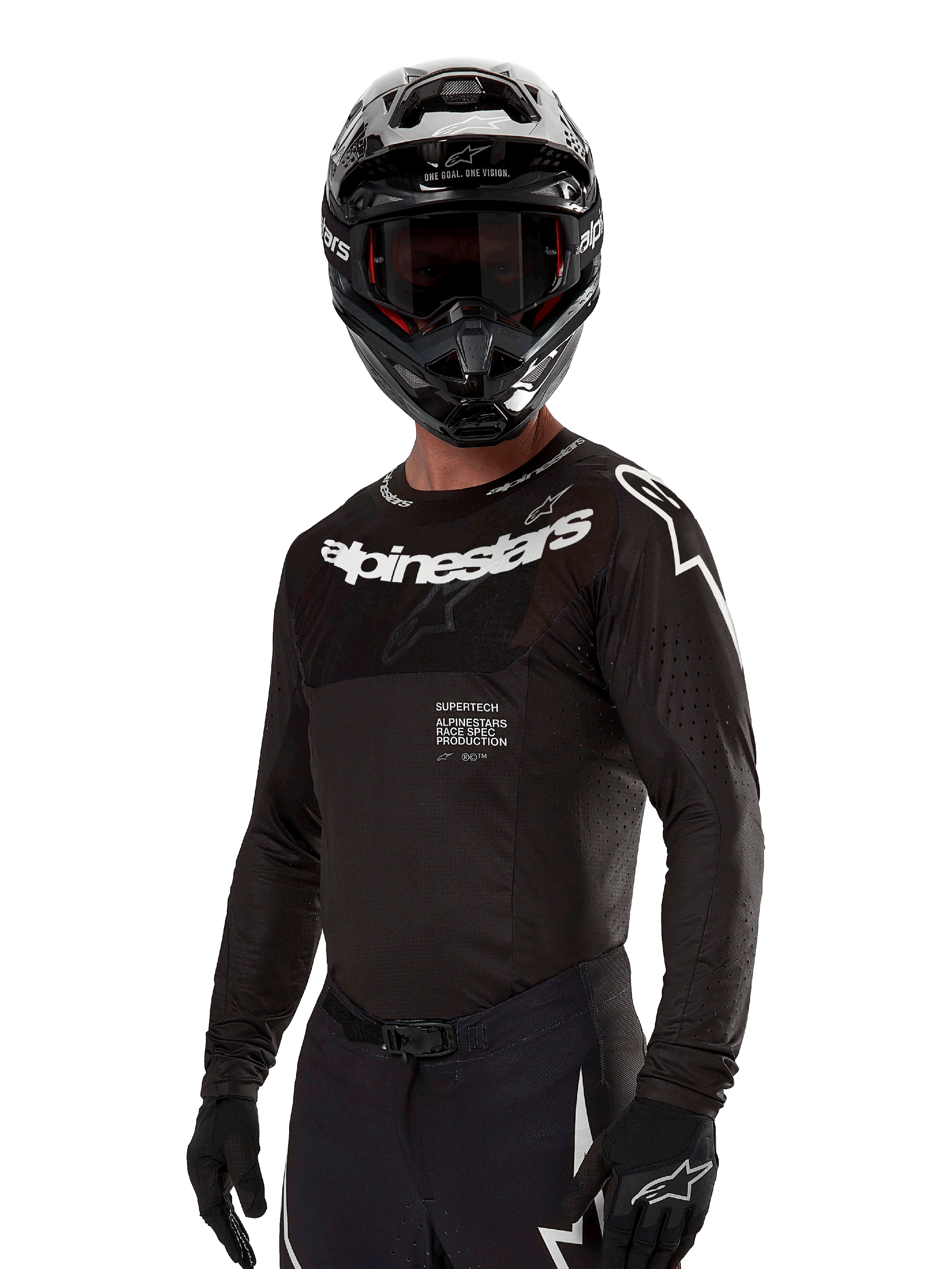 Alpinestars 2024 Supertech Ward Jersey, motorcross shirt, zwart en wit, performance-kleding met lange mouwen en opvallende Alpinestars-branding, gedragen met bijpassende helm en handschoenen, atletische pasvorm voor off-road rijden