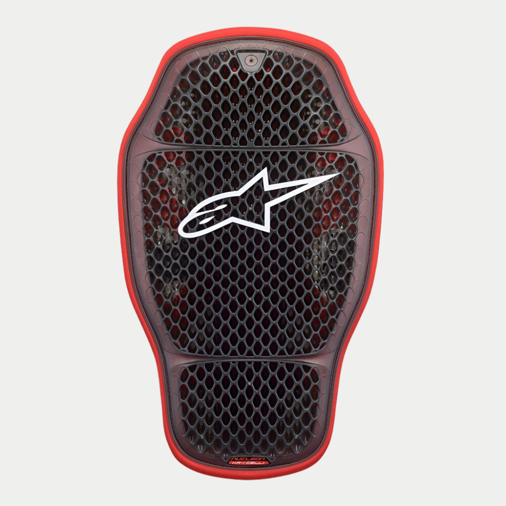 Alpinestars Nucleon KR-1 Cell i rugbeschermer, rugprotector insert, Transparent Smoke Red, met een honingraat micro-structuur celontwerp, wit Alpinestars-logo in het midden en een rode flexibele buitenrand voor impactbescherming op de motor