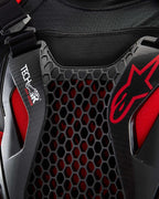 Tech-Air® Off-Road Systeem detail met zwarte honingraat Nucleon CELL-bescherming en rode Alpinestars-branding.