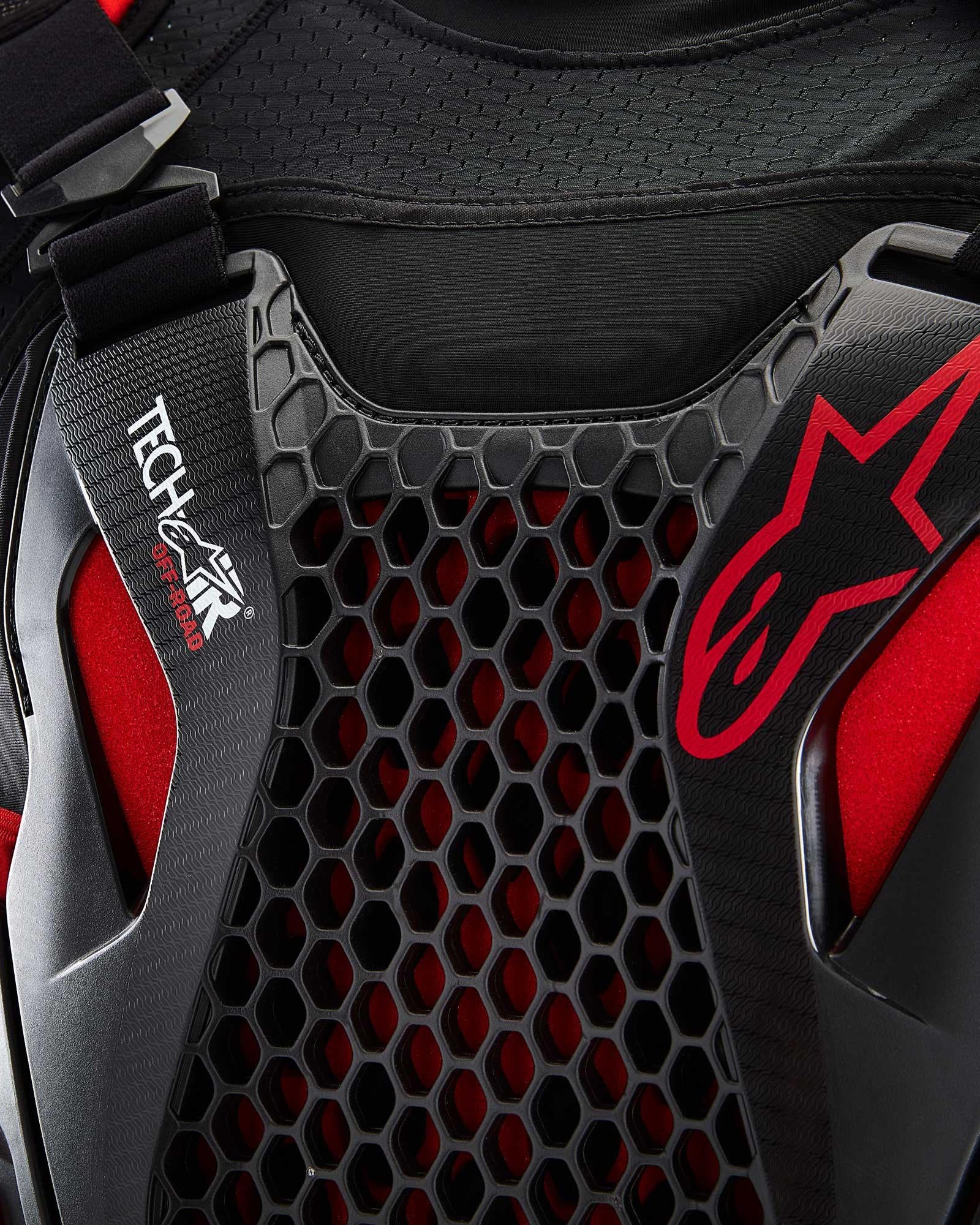 Tech-Air® Off-Road Systeem detail met zwarte honingraat Nucleon CELL-bescherming en rode Alpinestars-branding.