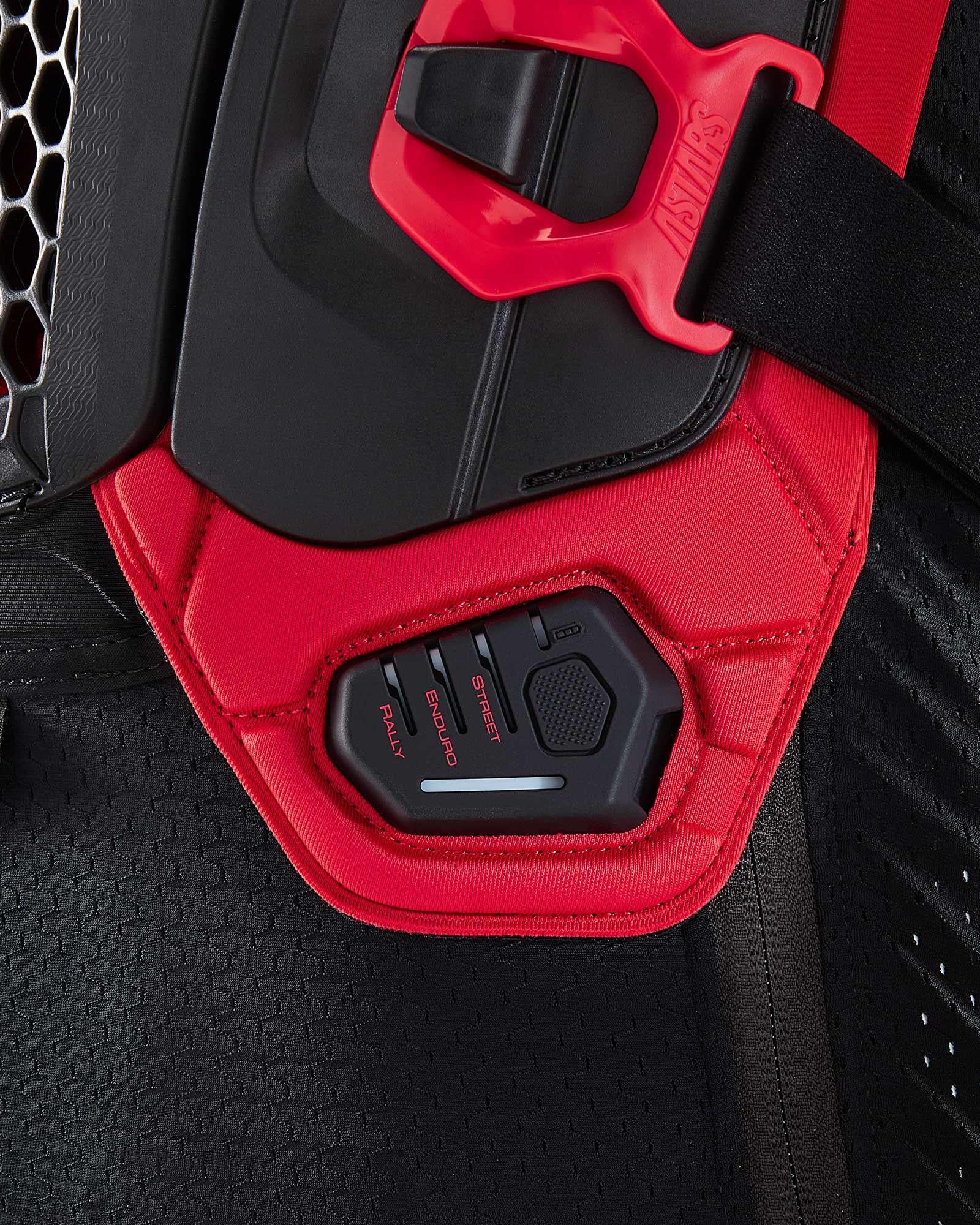 Tech-Air® Off-Road led-display met Rally, Enduro en Street modi op een zwart en rood mesh beschermjas.
