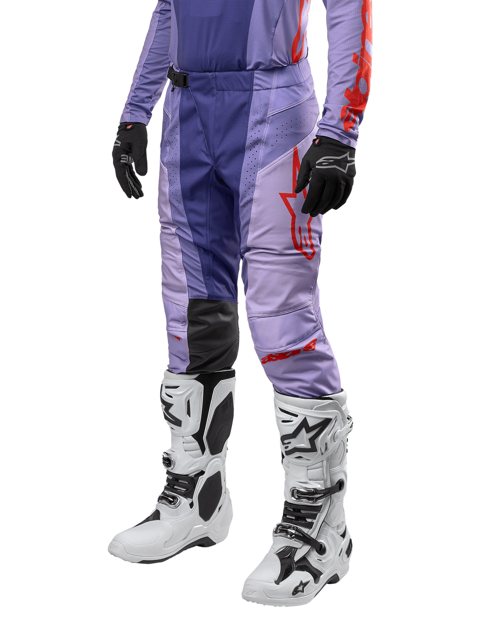 Alpinestars 2024 Techstar Ocuri crossbroek, motorcross broek in paars met fel oranje en rode accenten, rood logo op het bovenbeen, gedragen met witte motorcrosslaarzen en zwarte handschoenen, duurzame stretchconstructie voor off-road gebruik.
