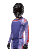 Alpinestars 2024 Techstar Ocuri Jersey, motorcross raceshirt, paars en feloranje, lange mouwen met lasergesneden perforaties voor ventilatie, atletische racepasvorm, gedragen met zwarte motorcrosshelm en handschoenen