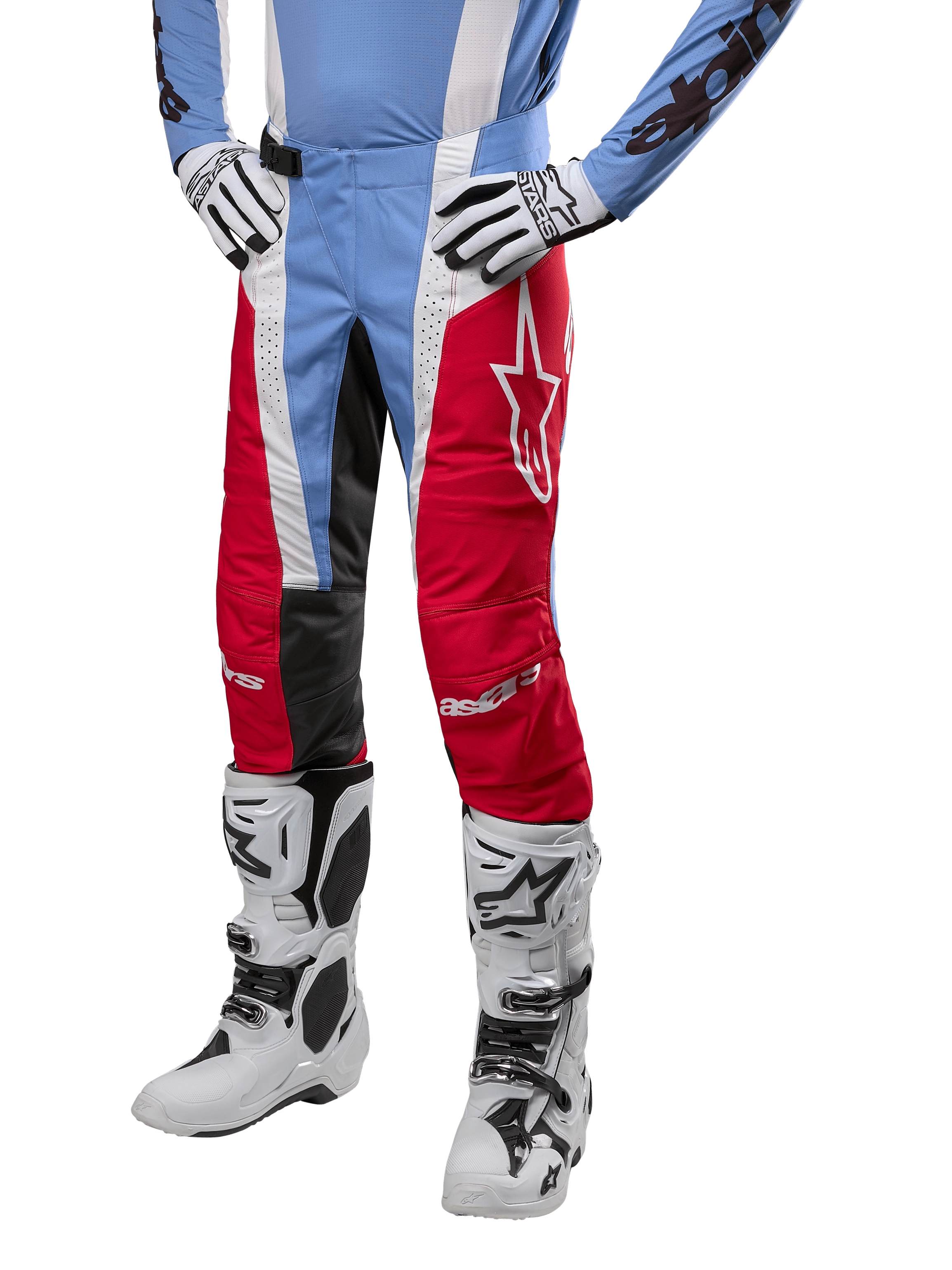 Alpinestars 2024 Techstar Ocuri broek, motorcross broek, lichtblauw, marsrood en wit, gedragen met lichtblauw shirt en witte laarzen, met het ster-logo op de dij en verstevigde knieën, complete off-road race-uitrusting