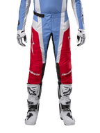 Alpinestars 2024 Techstar Ocuri broek, motorcross broek, lichtblauw, Mars rood en wit, vooraanzicht vanaf de taille naar beneden, gecombineerd met witte en zwarte motorcrosslaarzen en handschoenen, technische uitrusting voor high-performance off-road racen.