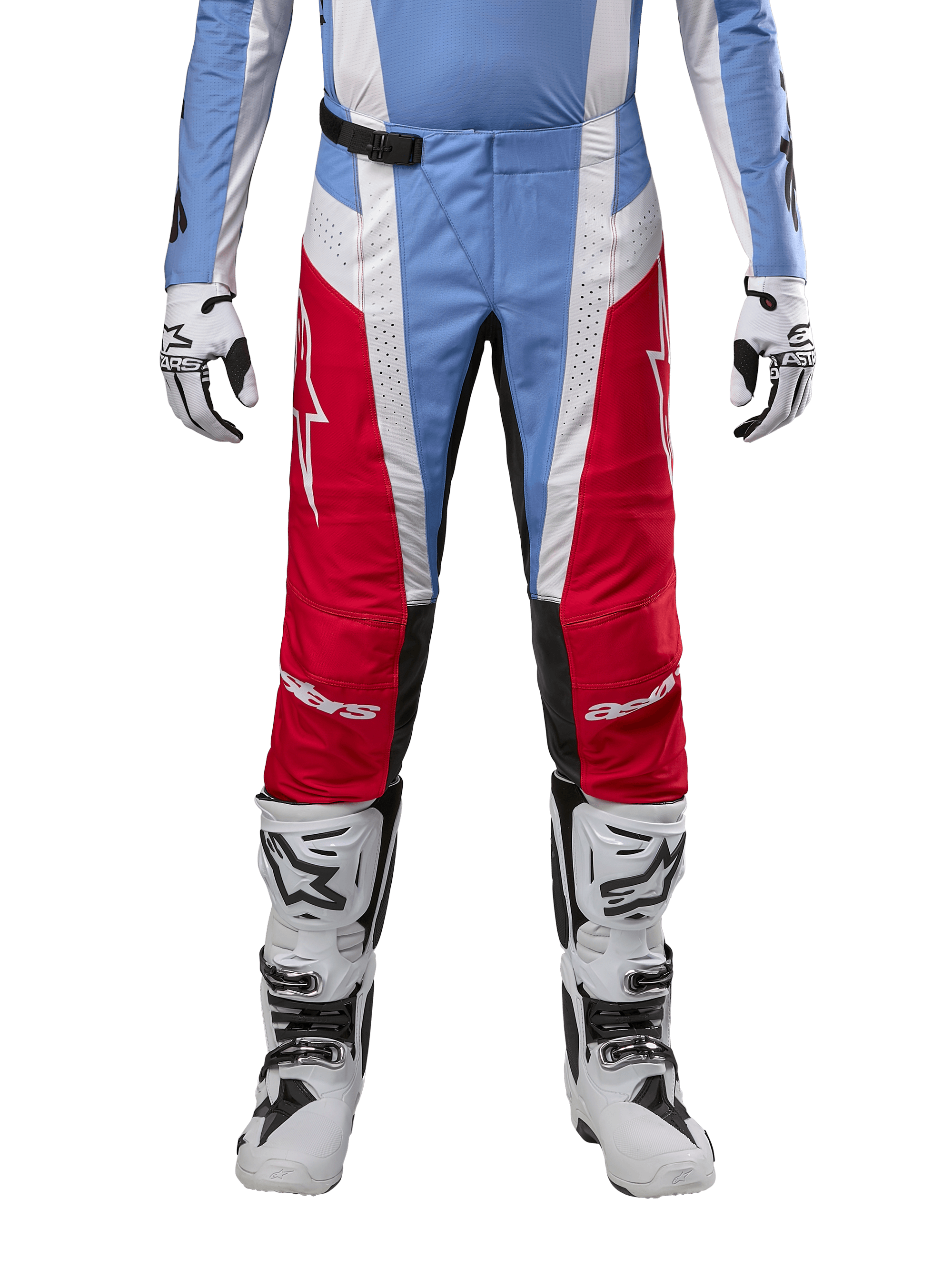 Alpinestars 2024 Techstar Ocuri broek, motorcross broek, lichtblauw, Mars rood en wit, vooraanzicht vanaf de taille naar beneden, gecombineerd met witte en zwarte motorcrosslaarzen en handschoenen, technische uitrusting voor high-performance off-road racen.