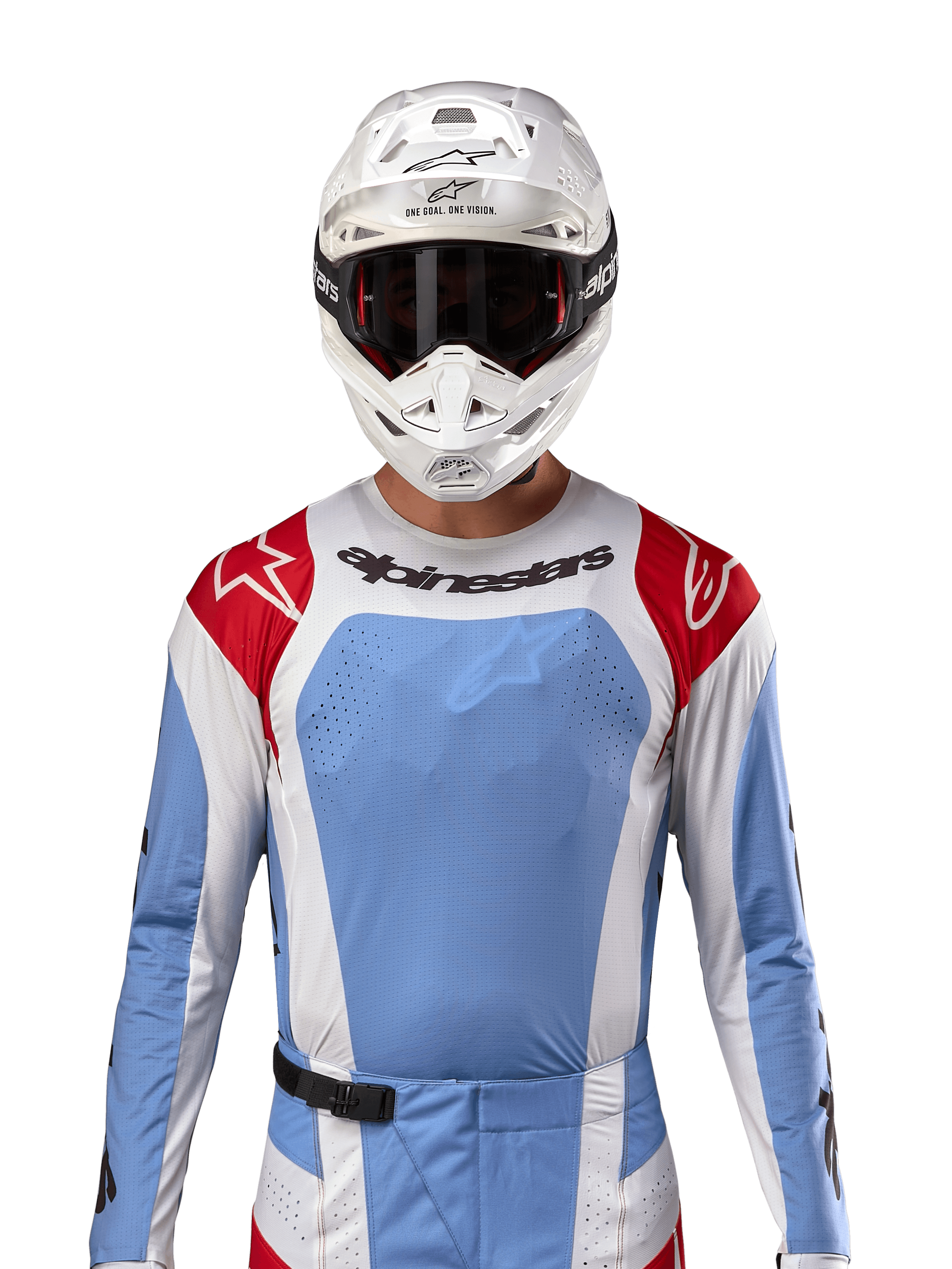Alpinestars 2024 Techstar Ocuri Jersey, motorcross shirt, lichtblauw met rood en wit, vooraanzicht met laser-gesneden ventilatie en atletische pasvorm, gedragen met een witte helm en crossbril voor een professionele off-road racing look