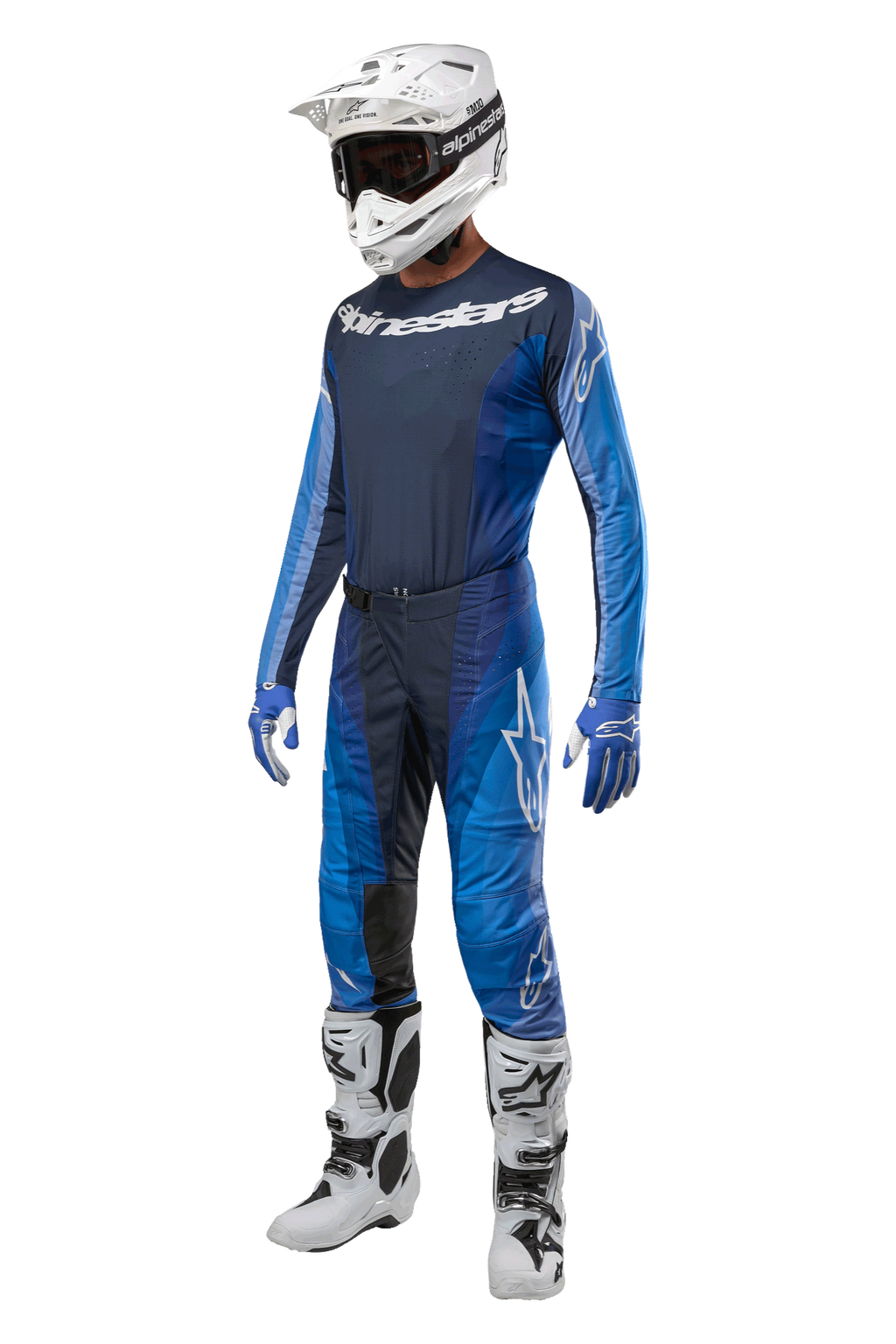 Alpinestars 2024 Techstar Pneuma crossbroek, motorcross broek, donkerblauw en lichtblauw, volledige racekit met bijpassende jersey, witte helm met bril, blauw-witte handschoenen en witte laarzen, professionele off-road gear setup