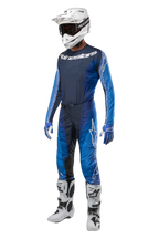 Alpinestars 2024 Techstar Pneuma crossbroek, motorcross broek, donkerblauw en lichtblauw, volledige racekit met bijpassende jersey, witte helm met bril, blauw-witte handschoenen en witte laarzen, professionele off-road gear setup