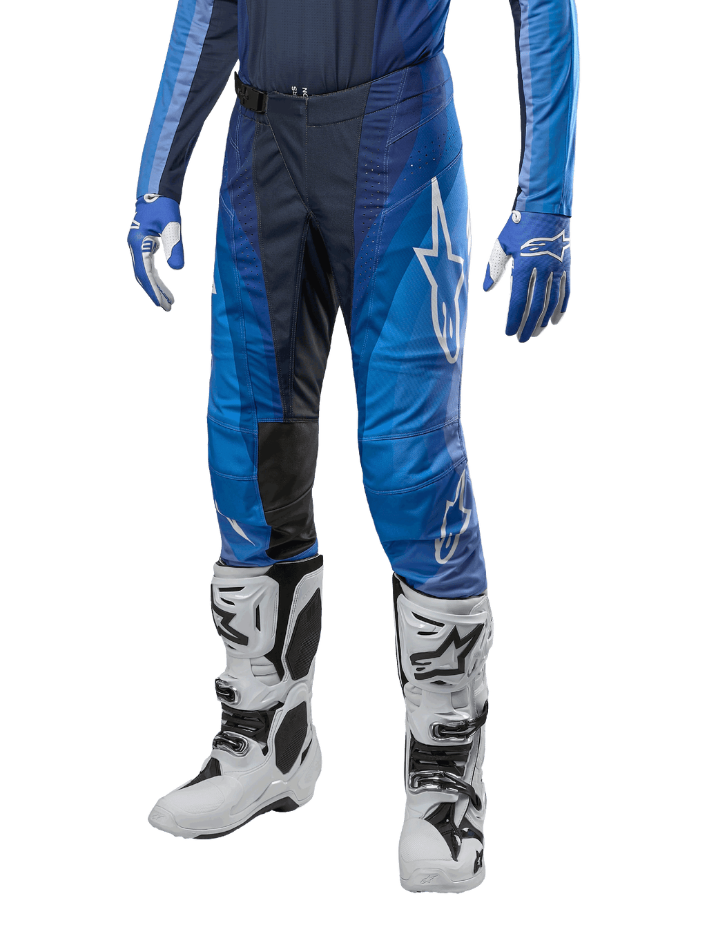 Alpinestars 2024 Techstar Pneuma crossbroek, motorcross broek, donkerblauw en lichtblauw, gedragen met bijpassende blauwe jersey en witte laarzen, met wit logo op de dij, getextureerde gripzones, strak sportief ontwerp voor off-road racen