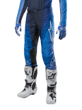 Alpinestars 2024 Techstar Pneuma crossbroek, motorcross broek, donkerblauw en lichtblauw, gedragen met bijpassende blauwe jersey en witte laarzen, met wit logo op de dij, getextureerde gripzones, strak sportief ontwerp voor off-road racen