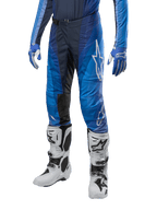 Alpinestars 2024 Techstar Pneuma crossbroek, motorcross broek, donkerblauw en lichtblauw, gedragen met bijpassende blauwe jersey en witte laarzen, met wit logo op de dij, getextureerde gripzones, strak sportief ontwerp voor off-road racen