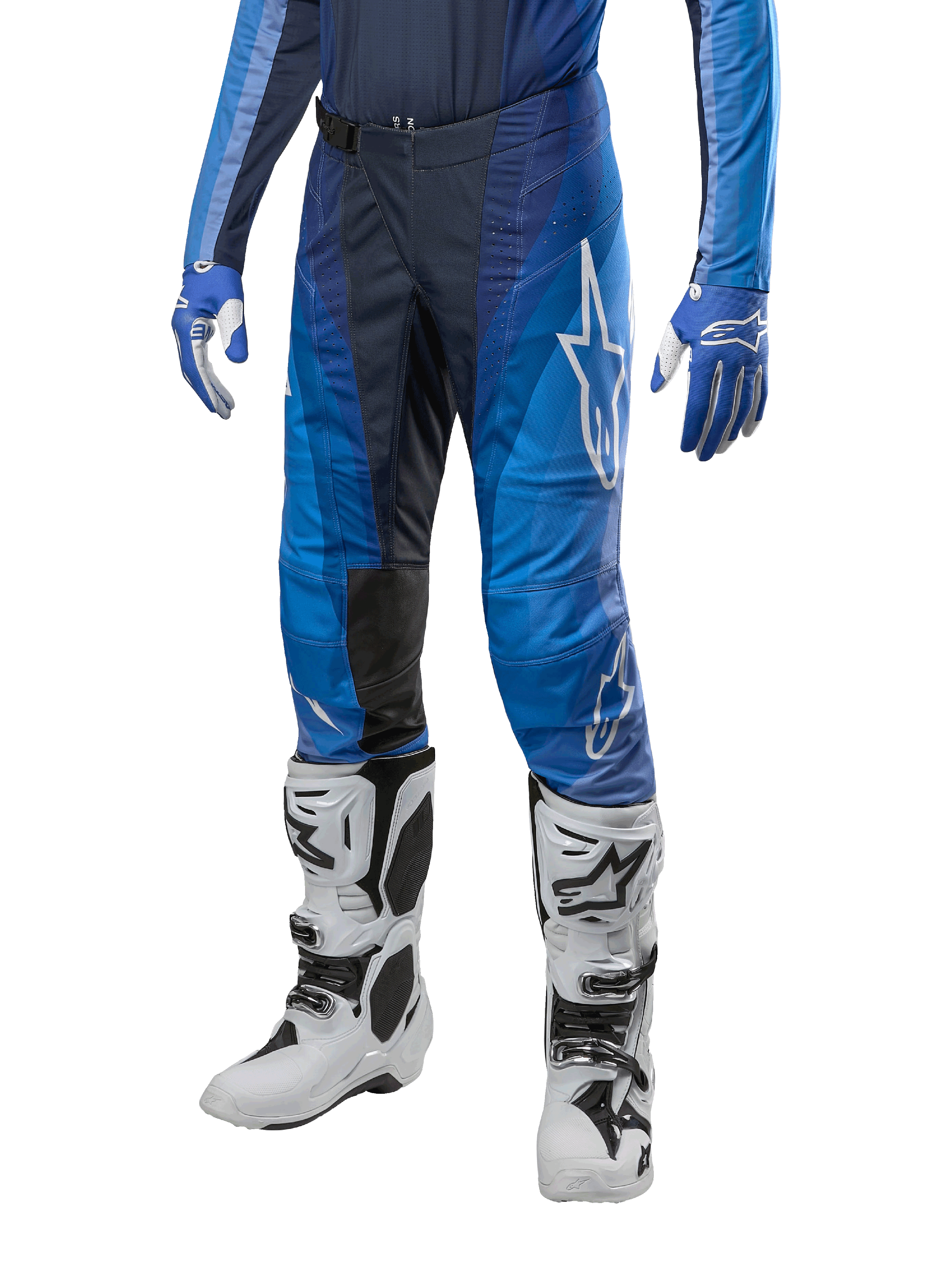 Alpinestars 2024 Techstar Pneuma crossbroek, motorcross broek, donkerblauw en lichtblauw, gedragen met bijpassende blauwe jersey en witte laarzen, met wit logo op de dij, getextureerde gripzones, strak sportief ontwerp voor off-road racen
