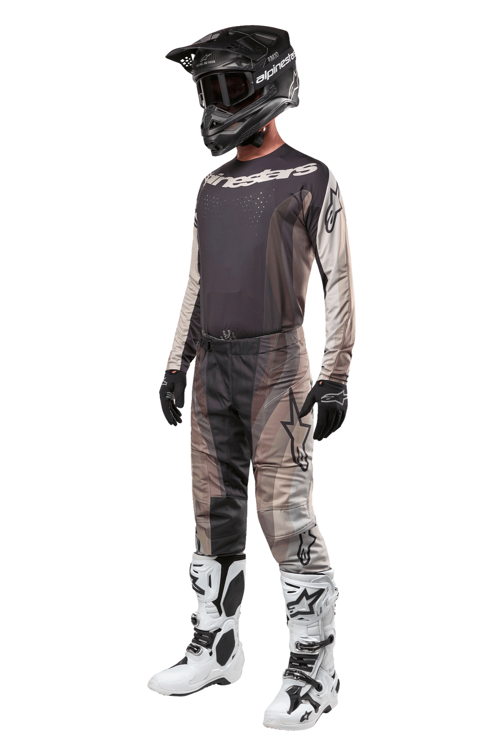 Alpinestars 2024 Techstar Pneuma crossbroek, motorcross broek, Dark Sand Iron Dust Gray, gedragen als onderdeel van een complete uitrusting met bijpassende jersey, zwarte helm, zwarte handschoenen en witte laarzen, voorzien van tonale woestijncamouflagepatronen met grote logo-accenten