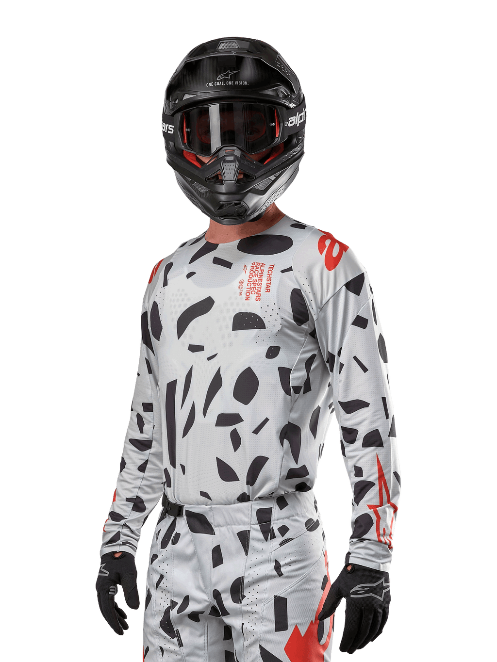 Alpinestars 2024 Techstar Rantera Jersey, motorcross shirt, Haze Gray Camo met zwarte abstracte patronen en rode accenten, ontwerp met lange mouwen gedragen met bijpassende zwarte helm en handschoenen, technische off-road race-uitrusting