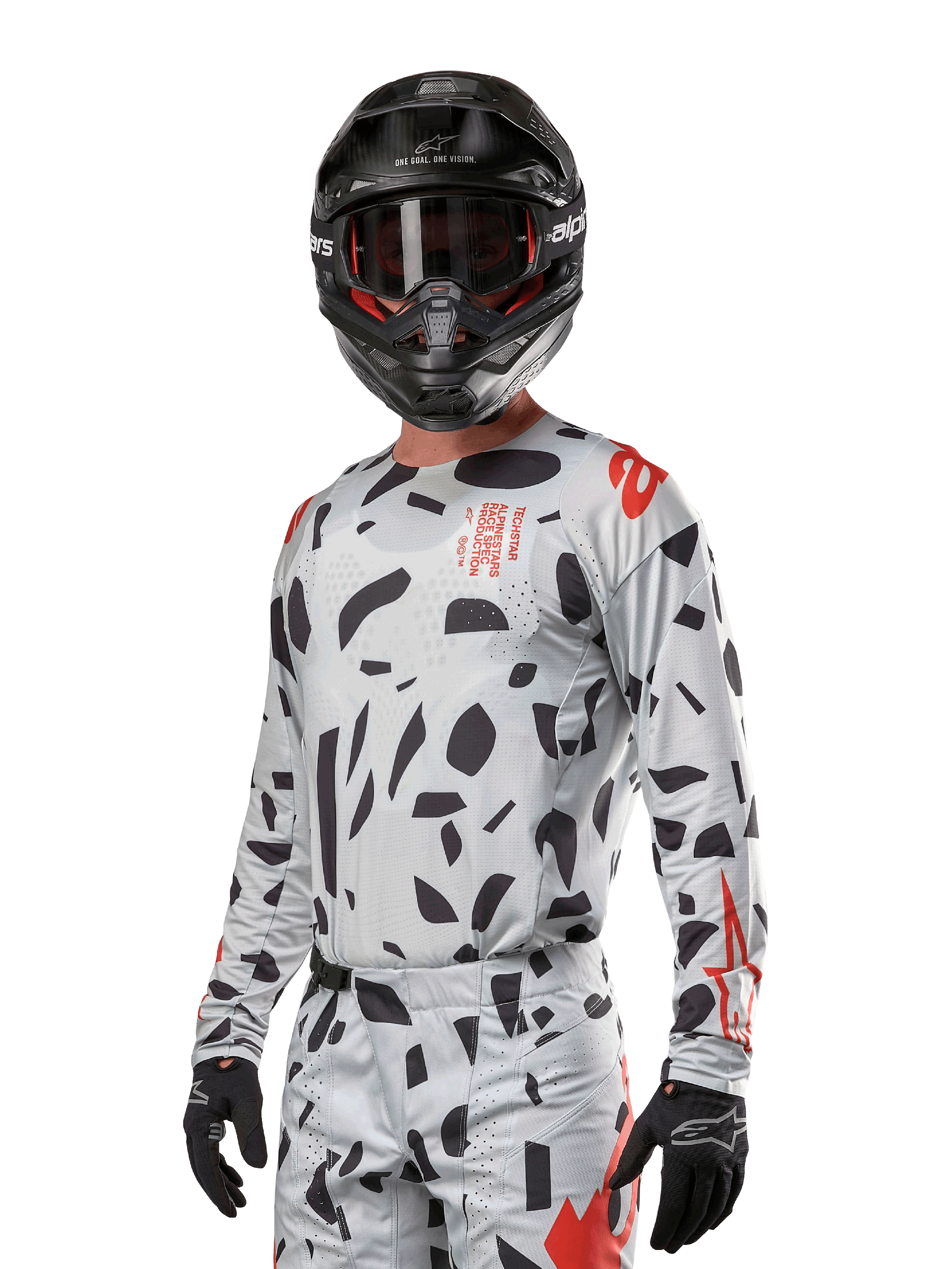 Alpinestars 2024 Techstar Rantera Jersey, motorcross shirt, Haze Gray Camo met zwarte abstracte patronen en rode accenten, ontwerp met lange mouwen gedragen met bijpassende zwarte helm en handschoenen, technische off-road race-uitrusting