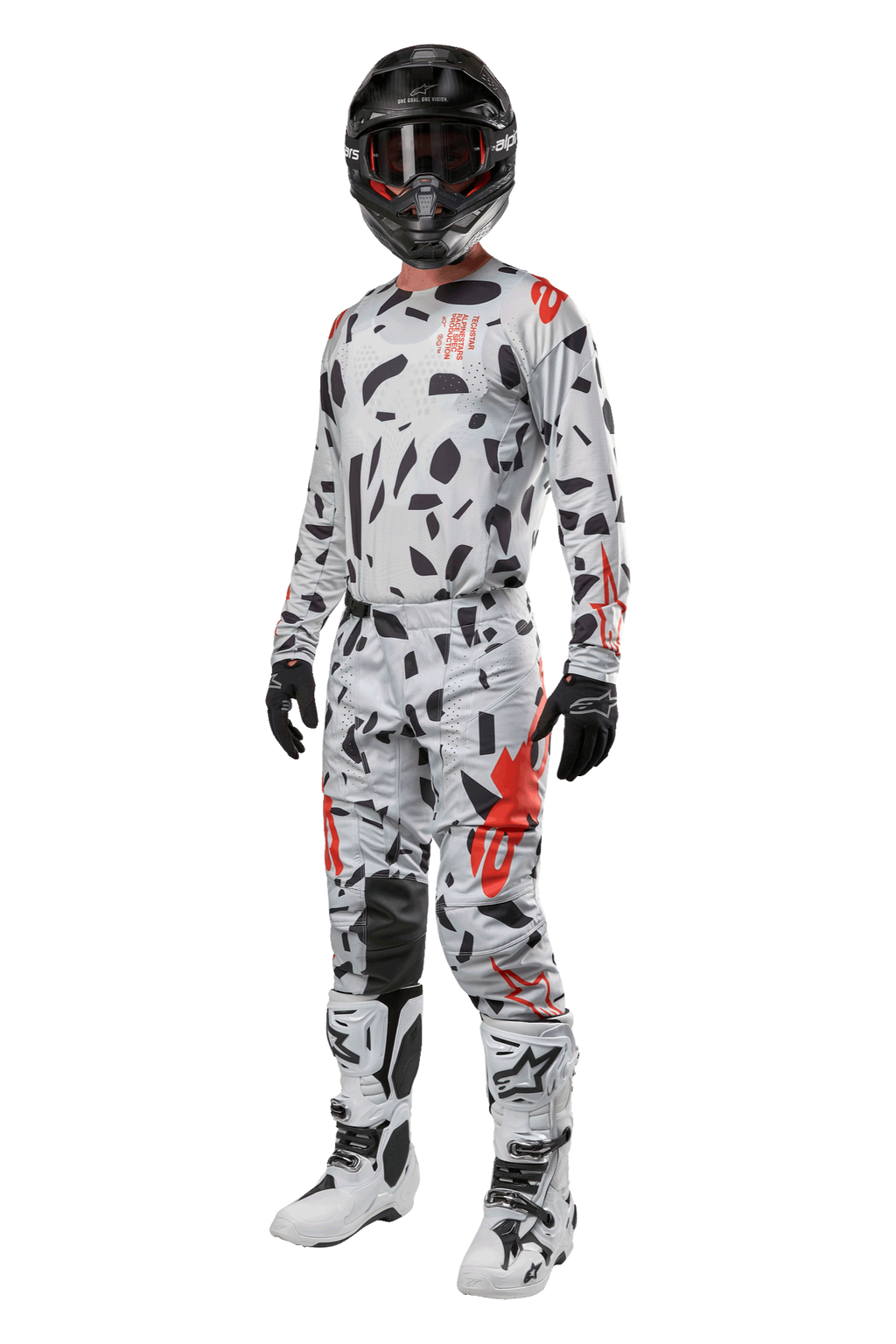 Alpinestars 2024 Techstar Rantera broek, motorcrossbroek, Haze Gray Camo, gedragen met bijpassende jersey, zwarte helm en witte en zwarte laarzen, met zwarte abstracte patronen en rode accenten, complete off-road race-uitrusting