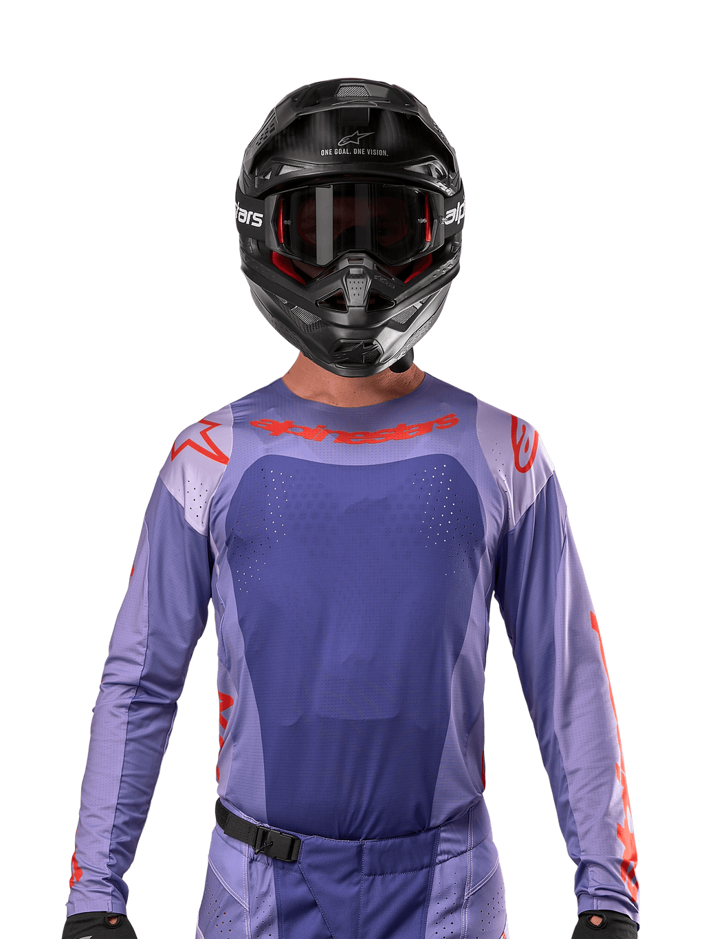 Alpinestars 2024 Techstar Ocuri Jersey, paars en feloranje, gedragen door een motorcrosser met een zwarte helm en crossbril, voorzien van lasergesneden perforaties op de borst, atletische racepasvorm en opvallende rode branding op de schouders en borst.