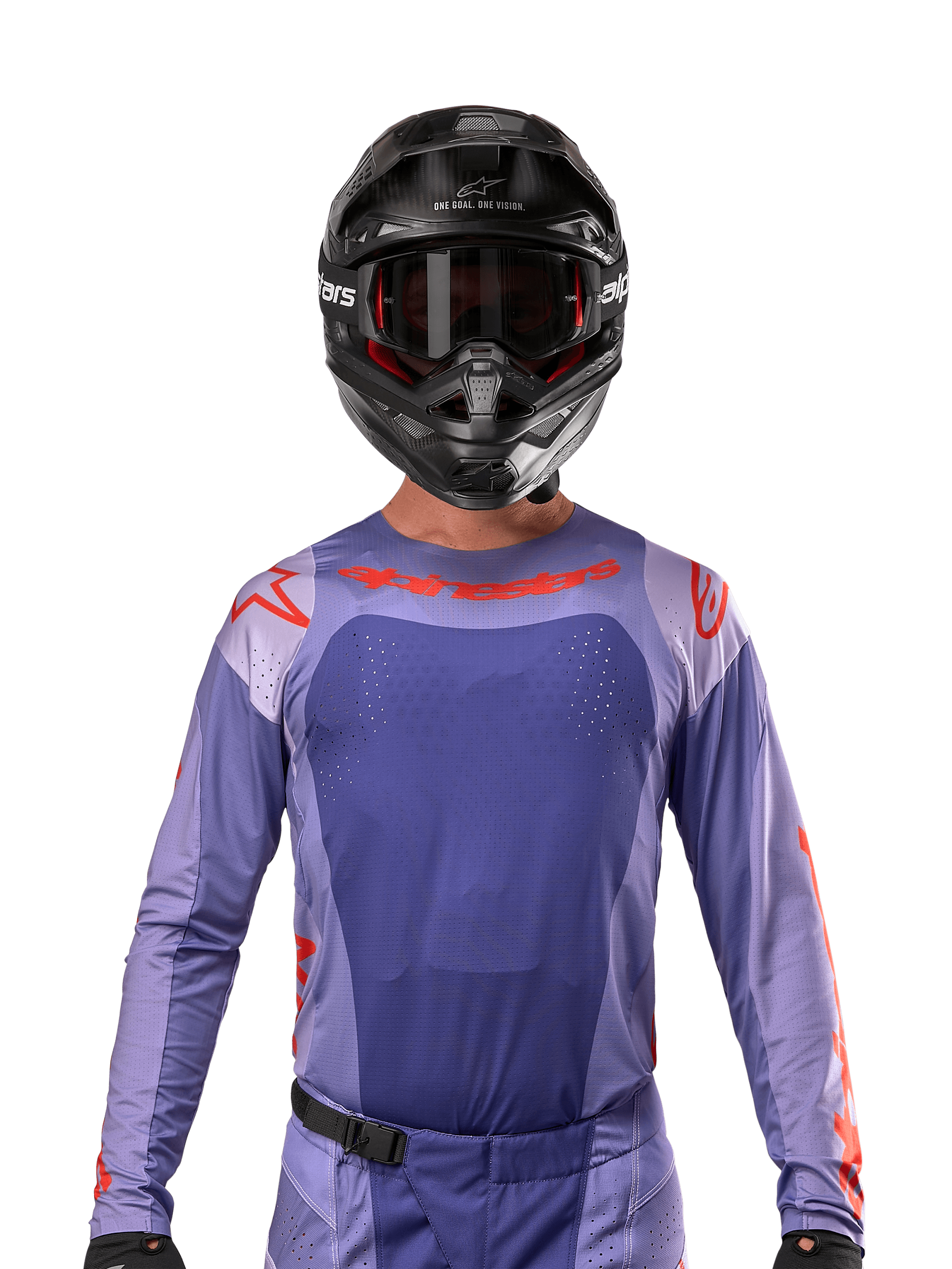 Alpinestars 2024 Techstar Ocuri Jersey, paars en feloranje, gedragen door een motorcrosser met een zwarte helm en crossbril, voorzien van lasergesneden perforaties op de borst, atletische racepasvorm en opvallende rode branding op de schouders en borst.