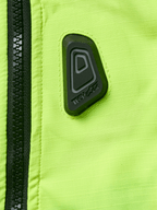 Alpinestars Tech-Air® 3 V2 Systeem, motor airbagvest, close-up van Yellow Fluo waterbestendige stof met zwarte rits, voorzien van een zwarte rubberen Tech-Air logopatch, high-visibility veiligheidsuitrusting