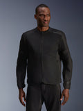 Mannelijk model draagt Alpinestars C-1 Air Jacket in het zwart, eigentijdse motorjas met uitgebreide tech mesh-panelen en een volledige ritssluiting aan de voorzijde, gecombineerd met bijpassende zwarte motorbroek, urban lifestyle en woon-werkverkeer uitstraling