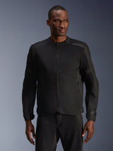 Mannelijk model draagt Alpinestars C-1 Air Jacket in het zwart, eigentijdse motorjas met uitgebreide tech mesh-panelen en een volledige ritssluiting aan de voorzijde, gecombineerd met bijpassende zwarte motorbroek, urban lifestyle en woon-werkverkeer uitstraling