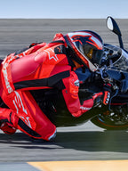 Alpinestars GP Plus V4 Sprint eendelig leren pak, rood en wit, Tech-Air ready motorracepak op rijder in een circuitbocht.