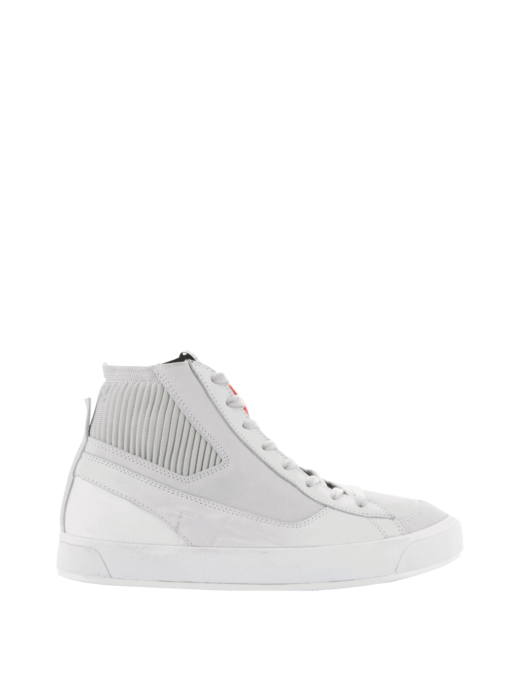Alpinestars Stated Shoes, urban motorsneakers, wit en koel grijs, hoge sneaker met geribbelde gebreide enkelkraag, bovenwerk van nubuck en canvas, witte gevulkaniseerde rubberen zool, minimalistisch retro design met rood logodetail op de tong