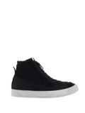 Alpinestars Stated Shoes, zwarte hoge motorsneakers, zwart en wit, geribbeld enkeldetail, rode veteraccenten, witte gevulkaniseerde zool, casual urban rijschoenen