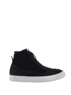 Alpinestars Stated Shoes, zwarte hoge motorsneakers, zwart en wit, geribbeld enkeldetail, rode veteraccenten, witte gevulkaniseerde zool, casual urban rijschoenen