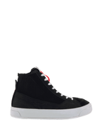 Alpinestars Stella Stated Podium schoenen, hoge rijsneakers voor dames, zwart en wit, geribbelde enkeltextuur, witte veters, dikke witte gevulkaniseerde zool, rode hiellus, strak urban design met reliëfpatroon aan de zijkant