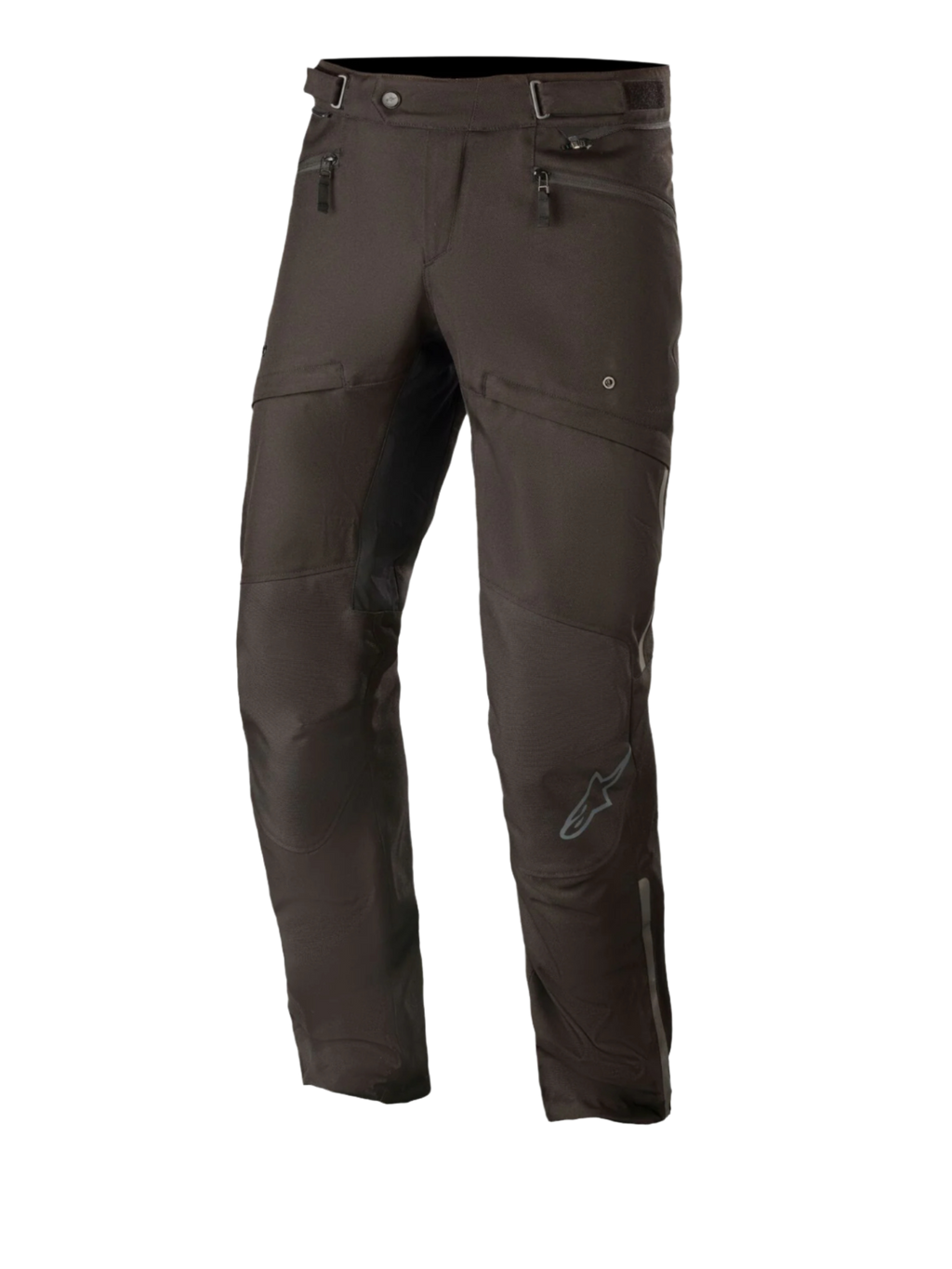 Alpinestars AST-1 V2 Waterproof Pants Long, zwarte touring motorbroek, voorzien van ritszakken op de heupen en verstelbare taillebanden, voorgevormde broekspijpen met versterkte kniepanelen, subtiel grijs logo op het scheenbeen, duurzame textielconstructie voor weggebruik in alle weersomstandigheden