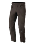 Alpinestars AST-1 V2 Waterproof Pants Long, zwarte touring motorbroek, voorzien van ritszakken op de heupen en verstelbare taillebanden, voorgevormde broekspijpen met versterkte kniepanelen, subtiel grijs logo op het scheenbeen, duurzame textielconstructie voor weggebruik in alle weersomstandigheden