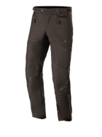 Alpinestars AST-1 V2 Waterproof Pants Long, zwarte touring motorbroek, voorzien van ritszakken op de heupen en verstelbare taillebanden, voorgevormde broekspijpen met versterkte kniepanelen, subtiel grijs logo op het scheenbeen, duurzame textielconstructie voor weggebruik in alle weersomstandigheden