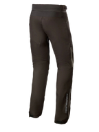 Alpinestars AST-1 V2 Waterproof Broek Lang, zwarte textiel motorbroek, achteraanzicht met reflecterende details en verticale branding op het onderbeen, duurzame all-weather motoruitrusting