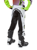 Alpinestars 2024 Youth Racer Lucent broek, motorcross broek, wit en zwart met neon accenten, achteraanzicht toont groot stretchpaneel aan de achterkant en Alpinestars-logo, gedragen met zwart-witte Alpinestars Tech Series laarzen