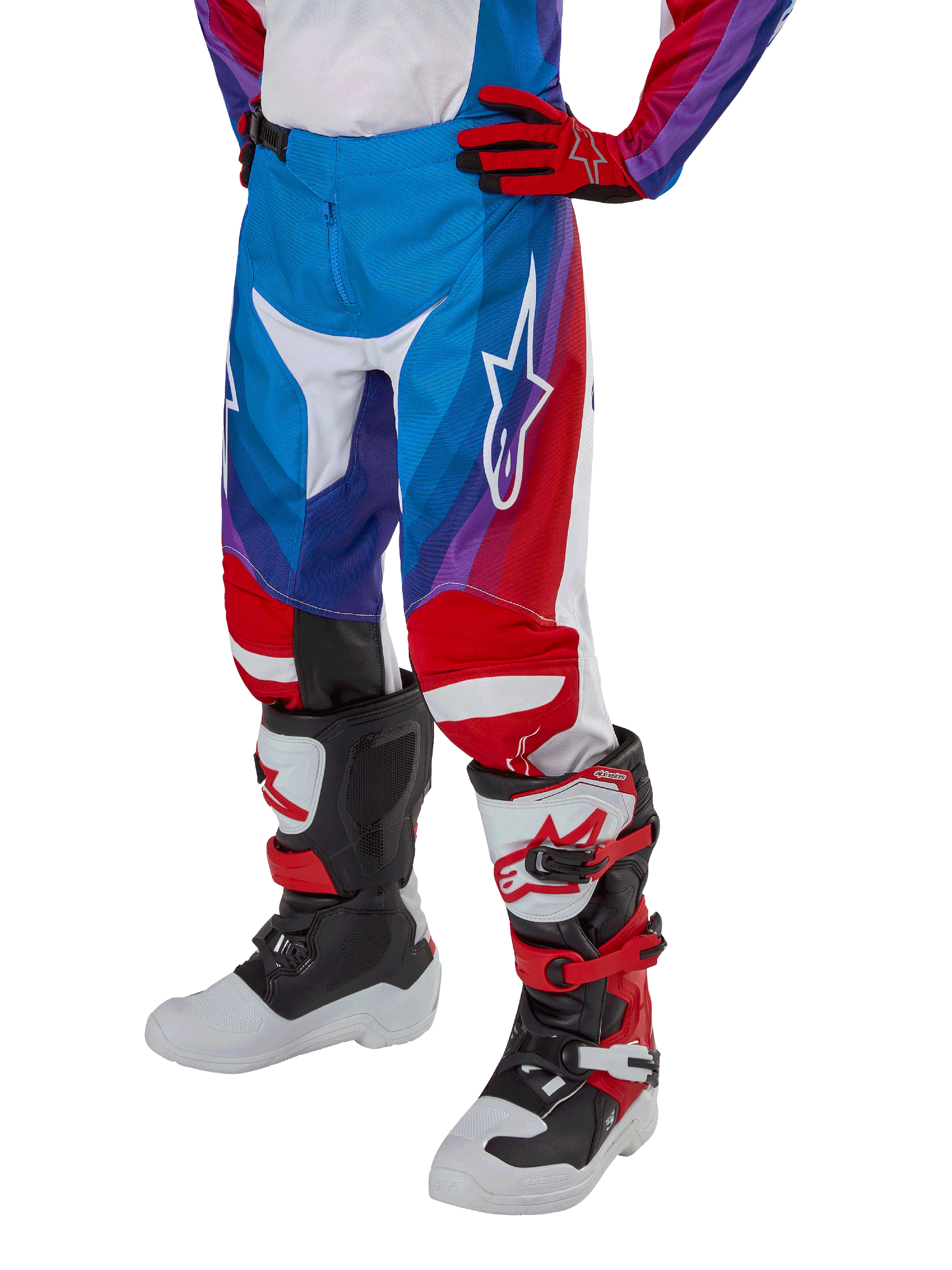 Alpinestars Youth 2024 Racer Pneuma motorcrossbroek, crossbroek, blauw, rood en wit, gedragen met bijpassende handschoenen en laarzen, voorzien van een wit sterlogo op de dij, sportief ontwerp voor off-road rijden