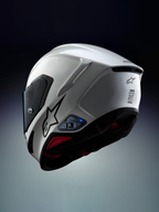 Alpinestars A-Connect communicatiesysteem geïnstalleerd op een Alpinestars S-R7 motorhelm, wit en zwart, voorzien van Mesh 3.0-intercom en Bluetooth 5.3-regeleenheid met actief blauw led-statuslampje