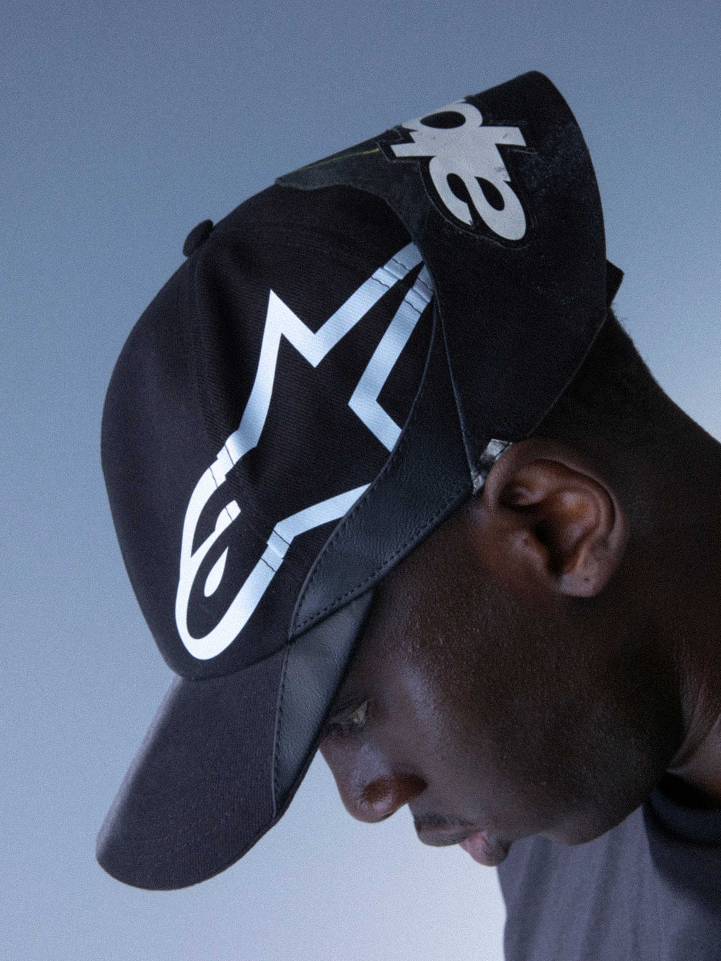 Alpinestars RSRV Resurgence pet, zwart met wit logo, gebogen klep, premium straatmode-accessoire