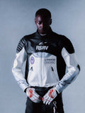Alpinestars RSRV Threadline leren jas, zwart en wit motorjas met RSRV-logo, gewatteerde schouders, patches, ritsen, premium leren constructie, persoon draagt witte handschoenen met rode accenten